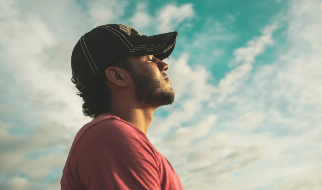 a man looking up at the sky wondering how to quit kratom