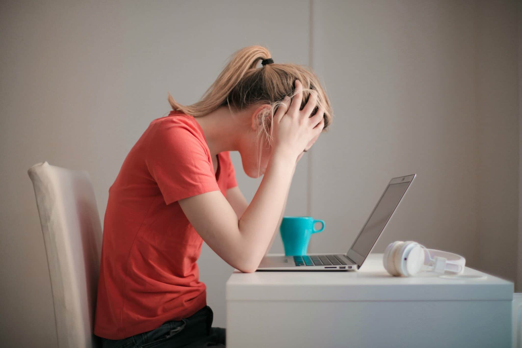 An image of a woman experiencing Generalized anxiety disorder