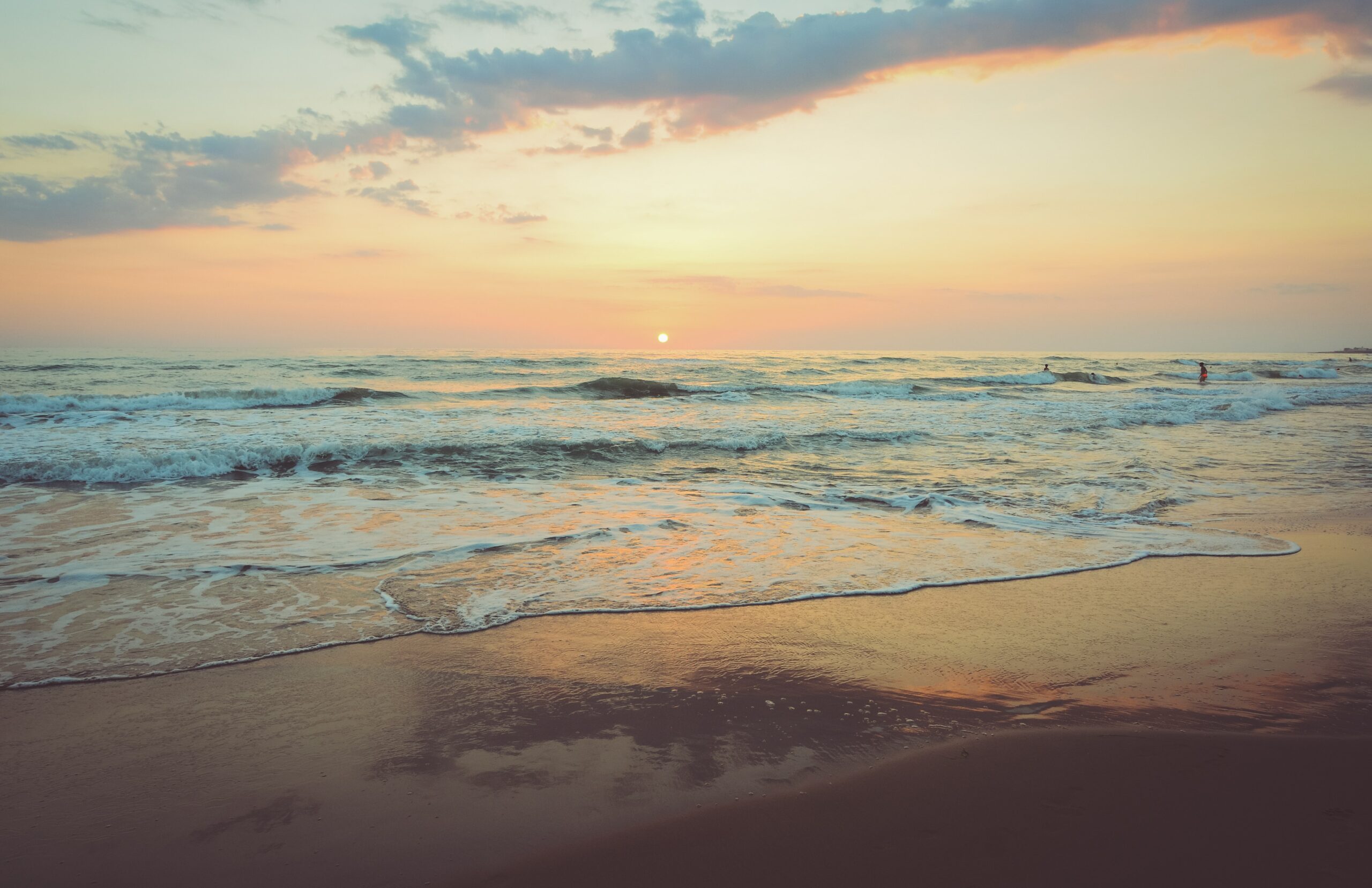 A photo of the beach to represent mental health treatment services in huntington beach california.