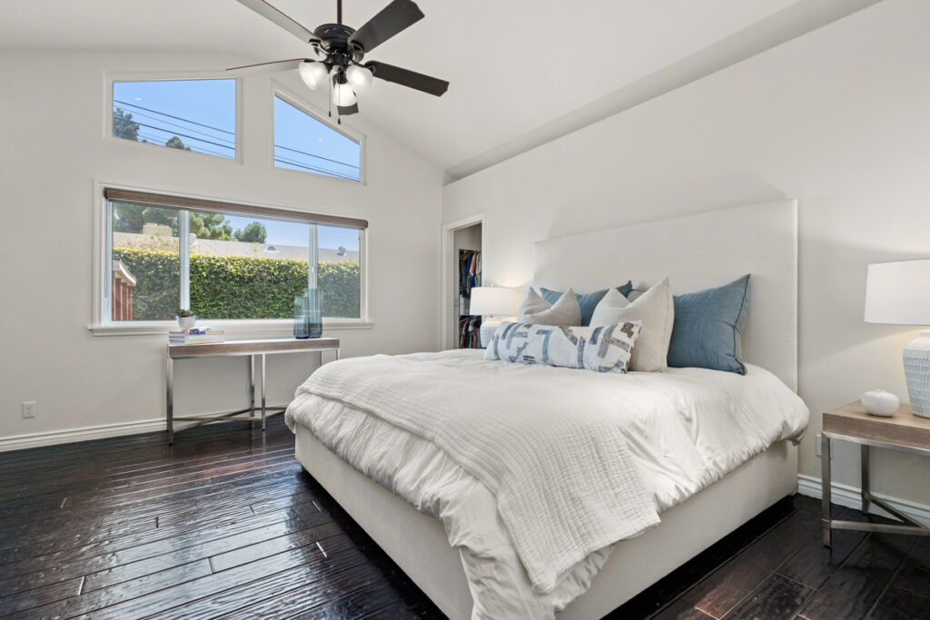 bedroom of a recovery room with a single bed