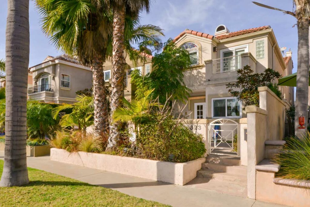 outside view of a renaissance recovery rehab center in southern california