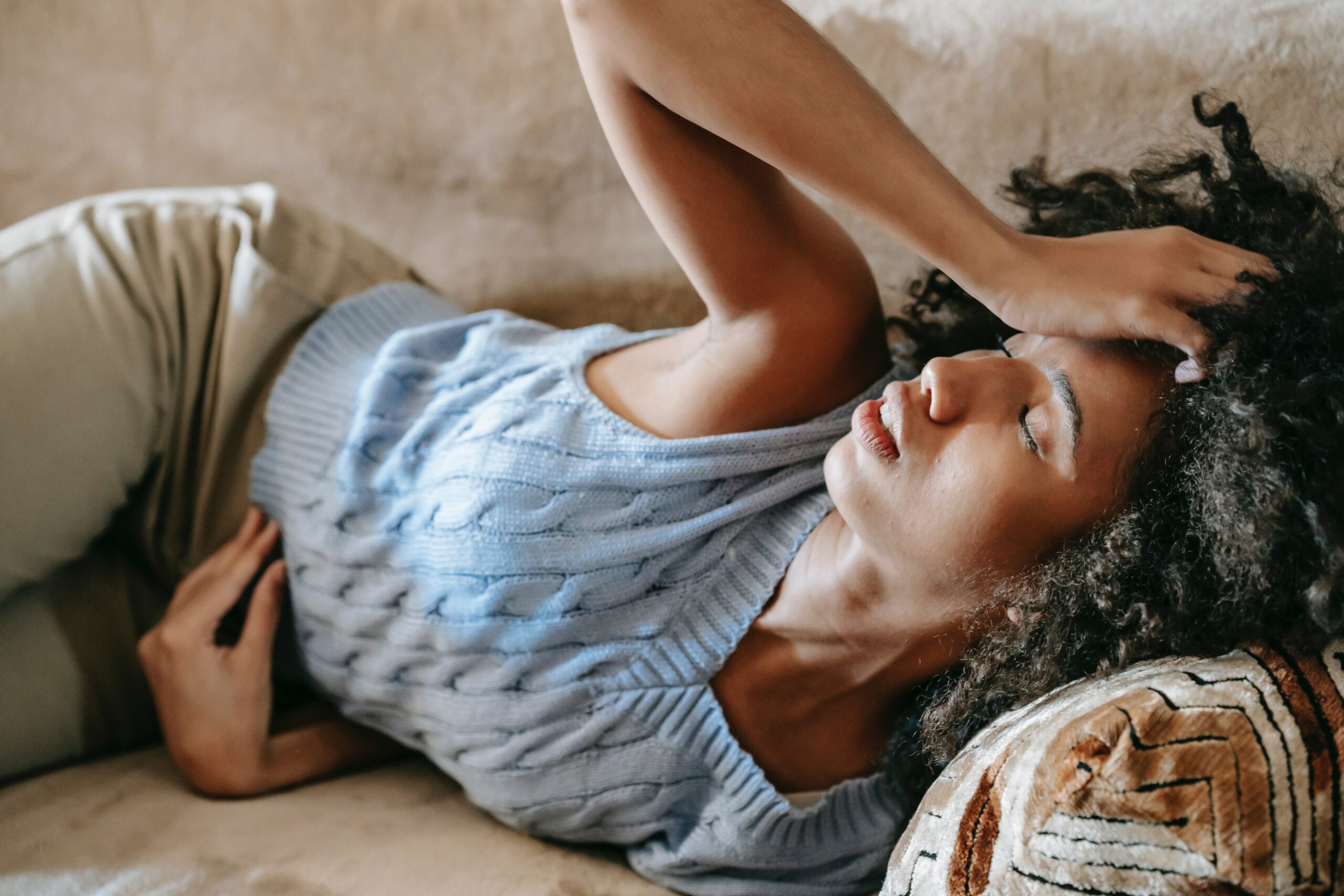 woman laying down to represent the symptoms of dope sick