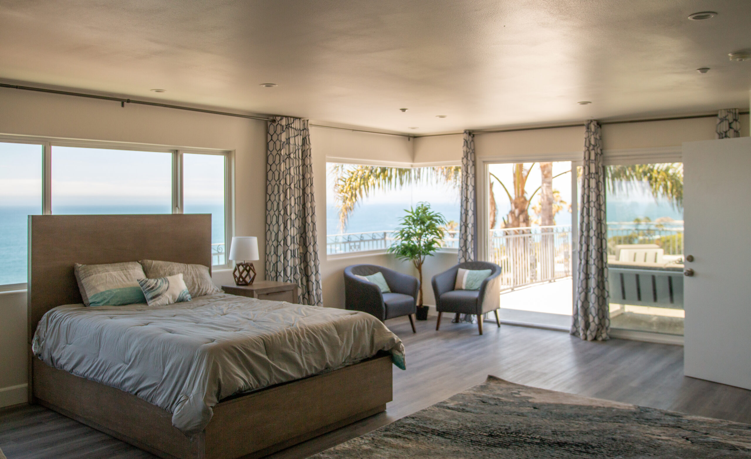 one bed bedroom of a beach house